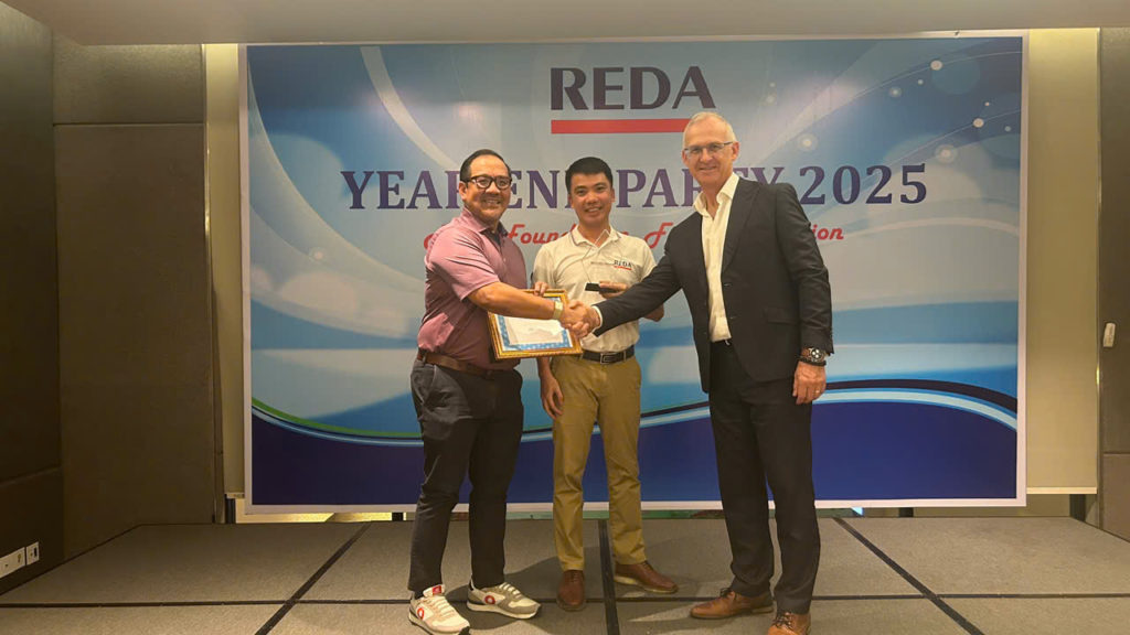 REDA Team receiving Distributor Innovation Catalyst 2025 Award from Ashland